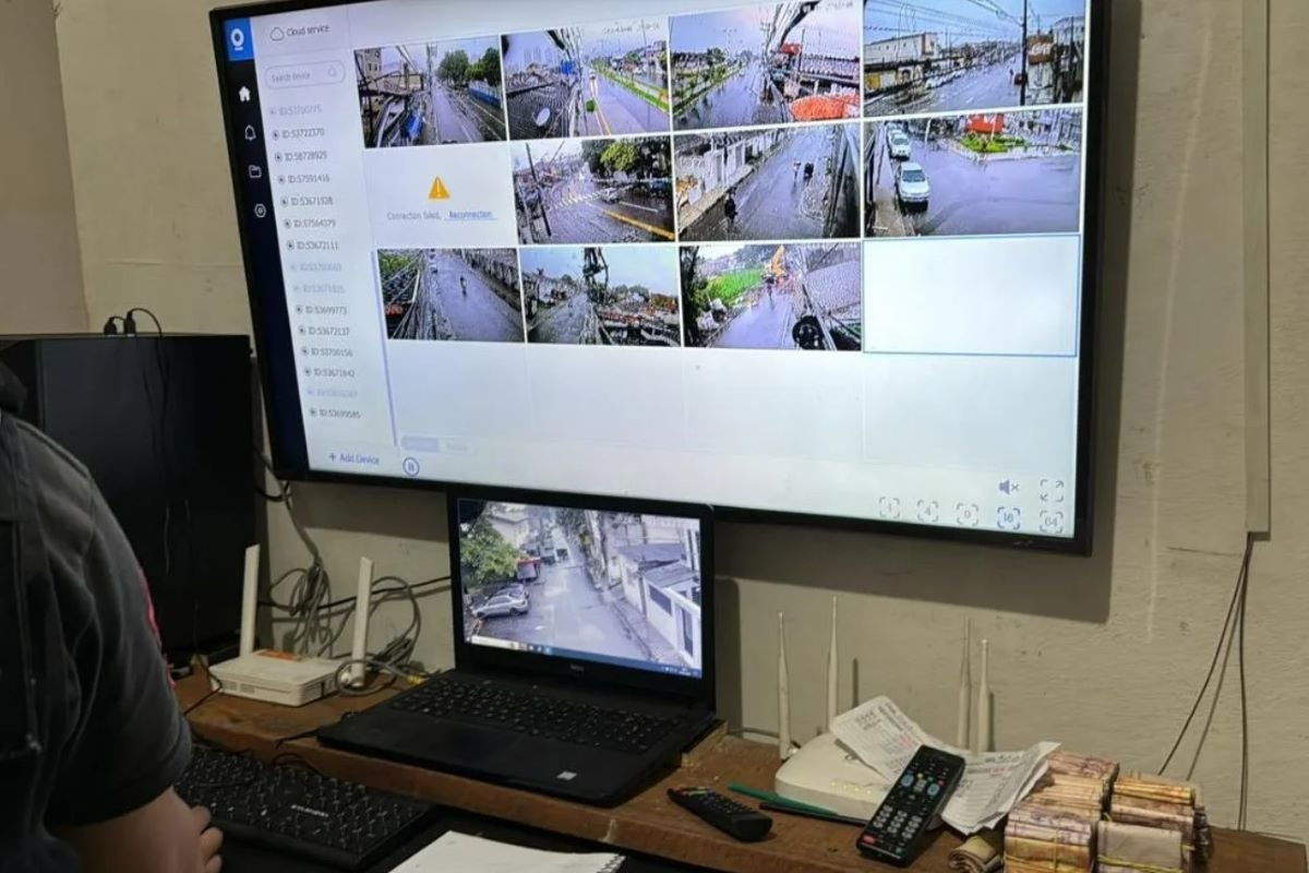 Imagem colorida mostra reprodução de imagem de câmera de segurança usada pelo PCC no litoral paulista - Metrópoles