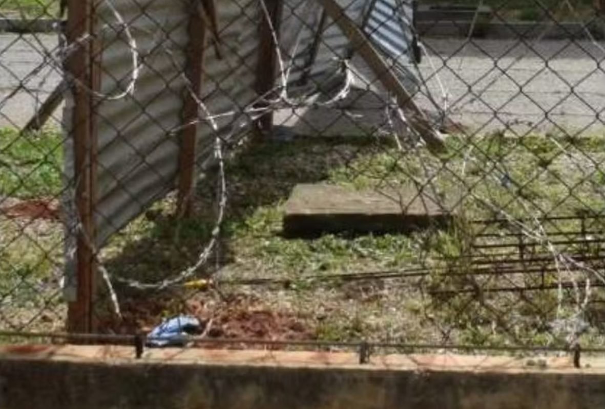 Imagem colorida de buraco em cerca externa da Penitenciária Federal de Mossoró, no Rio Grande do Norte - Metrópoles