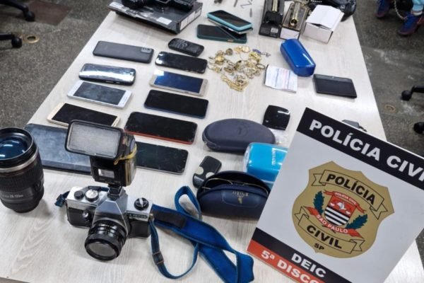 Imagem mostra celulares, câmera e outros objetos apreendidos pela polícia - Metrópoles