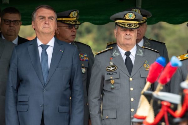 O ex-presidente Jair Bolsonaro e o general Marco Antônio Freire Gomes, ex-comandante do Exército
