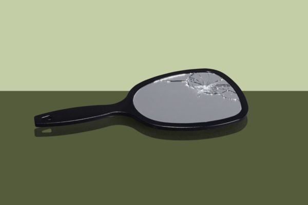Imagem mostra um espelho de mão quebrado - Metrópoles