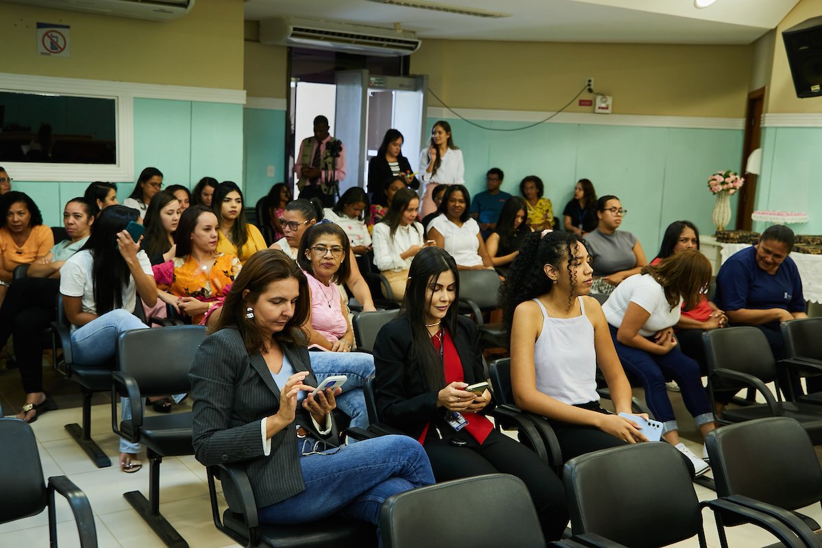 Servidoras do Foro de Águas Lindas reunidas no evento do Dia das Mulheres