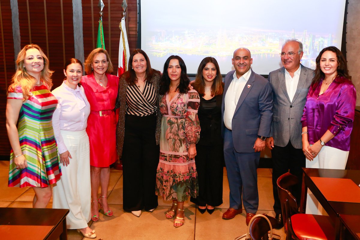 Caroline Kalil, Karina Kufa, Embaixadora do Líbano Carla Jazzar, Bia Kicis (PL-DF), Claudia Meireles, embaixador e a embaixatriz do Bahrein no Brasil, Bader Al-Helaibi e Yusra Allaith, e embaixador de Marrocos, Nabil Adghoghi e embaixatriz Sra. Siham Belamine