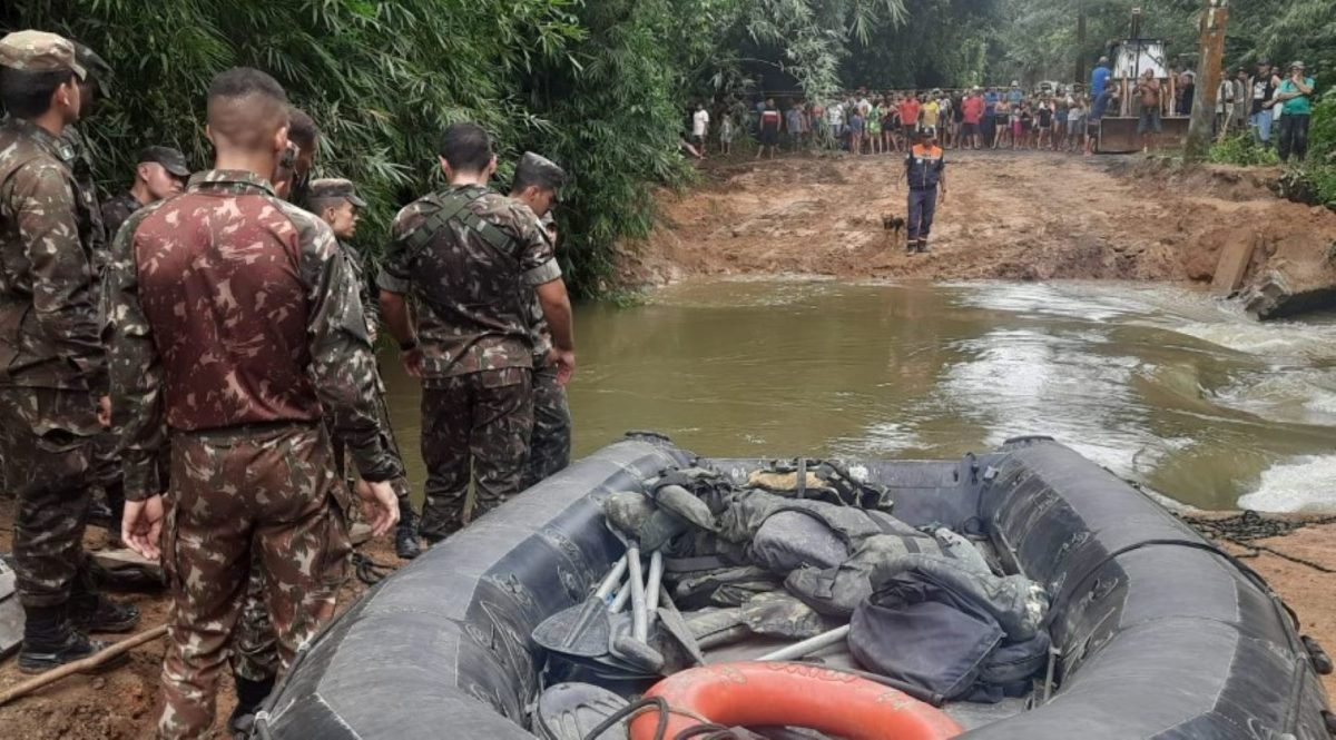 foto colorida da comunidade Folha Seca, em Ubatuba, que ficou isolada após as fortes chuvas derrubarem ponte que liga região ao restante da cidade - Metrópoles