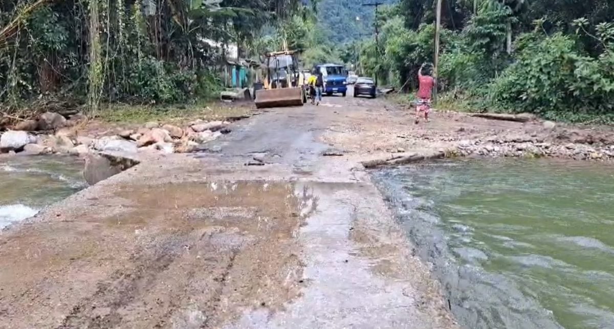 foto colorida da comunidade Folha Seca, em Ubatuba, que ficou isolada após as fortes chuvas derrubarem ponte que liga região ao restante da cidade - Metrópoles