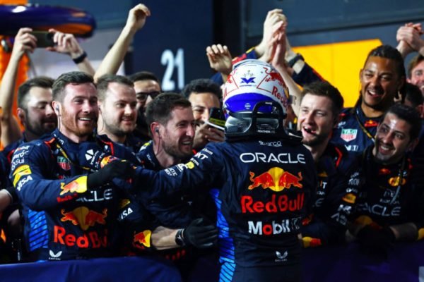 O vencedor Max Verstappen da Red Bull Racing comemora com a equipe a vitória no F1 Grand Prix da Saudi Arabia em Jeddah