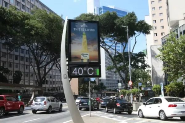 foto colorida de termômetro de rua marcando 40 graus na Avenida Nove de Julho, região central de SP - Metrópoles
