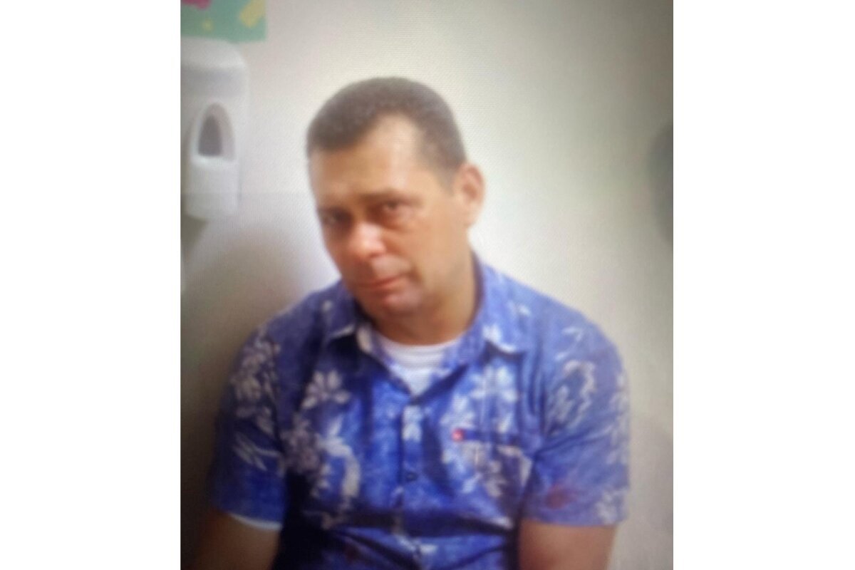 Foto colorida de homem de cabelo curto, sem barba, usando camisa azul - Metrópoles