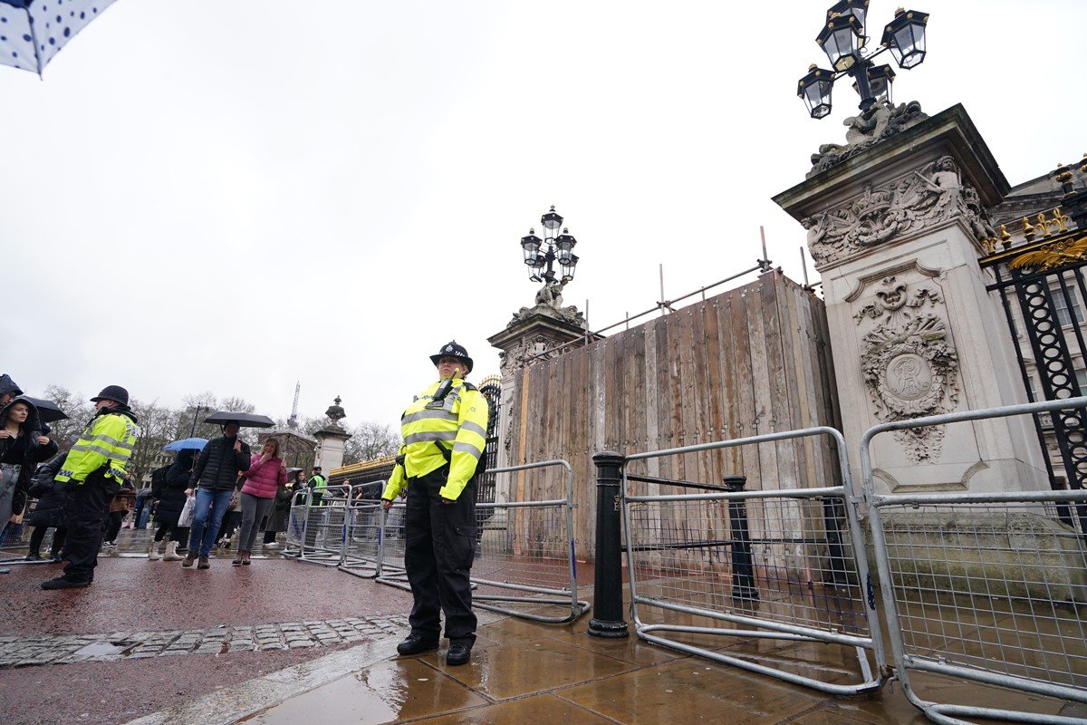 Policial protege entrada do Palácio de Buckingham após acidente com carro