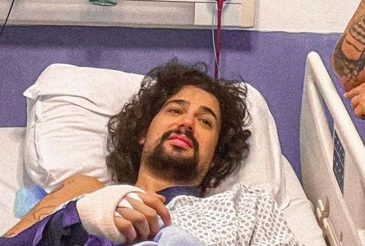 Foto colorida de Vitor diCastro na cama de um hospital - Metrópoles