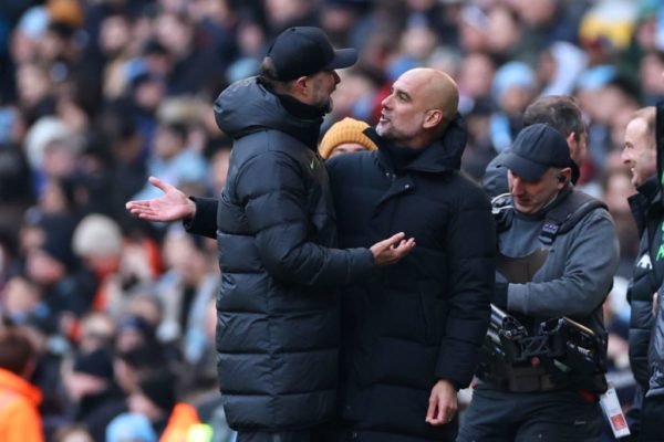 Jurgen Klopp técnico do Liverpool e Pep Guardiola do Manchester City se cumprimentam em partida da Premier League