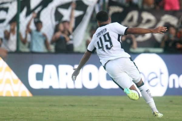 Sapata comemora gol pelo Botafogo