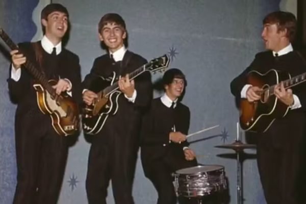 Imagem colorida de arquivo mostra os Beatles reunidos - Metrópoles