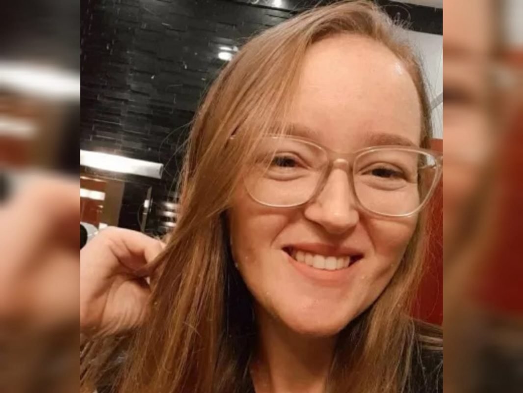 Imagem de mulher com cabelo loiro, óculos com armação transparente, sorrindo - Metrópoles