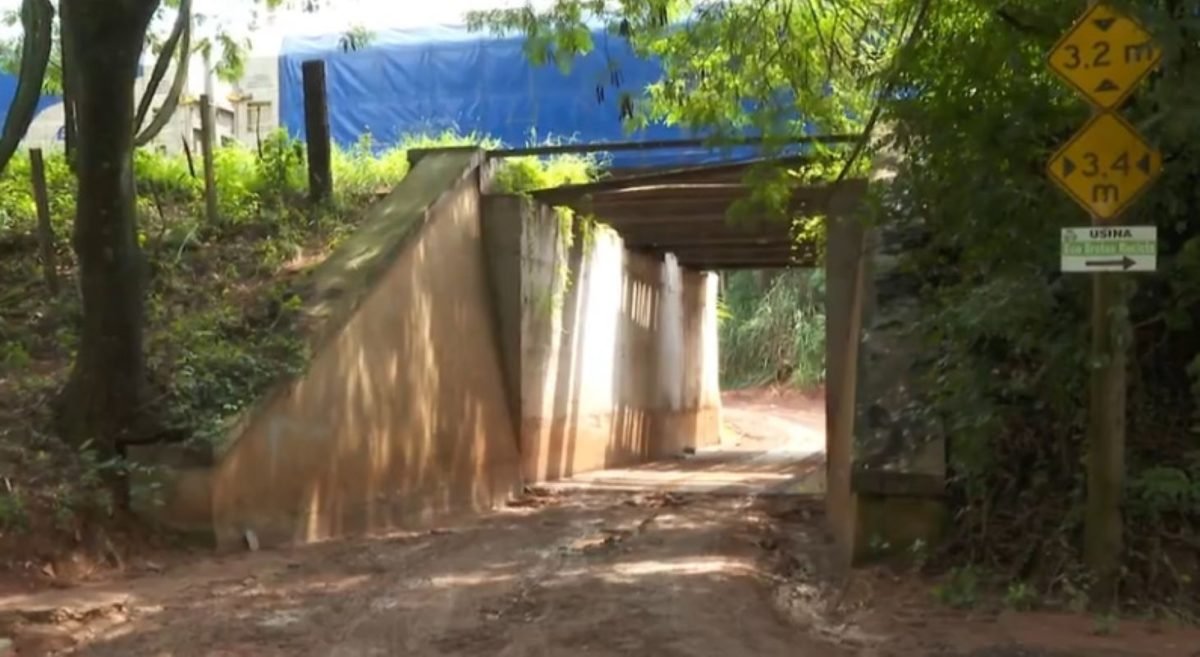 Imagem de passagem para carros debaixo de viaduto de trem - Metrópoles