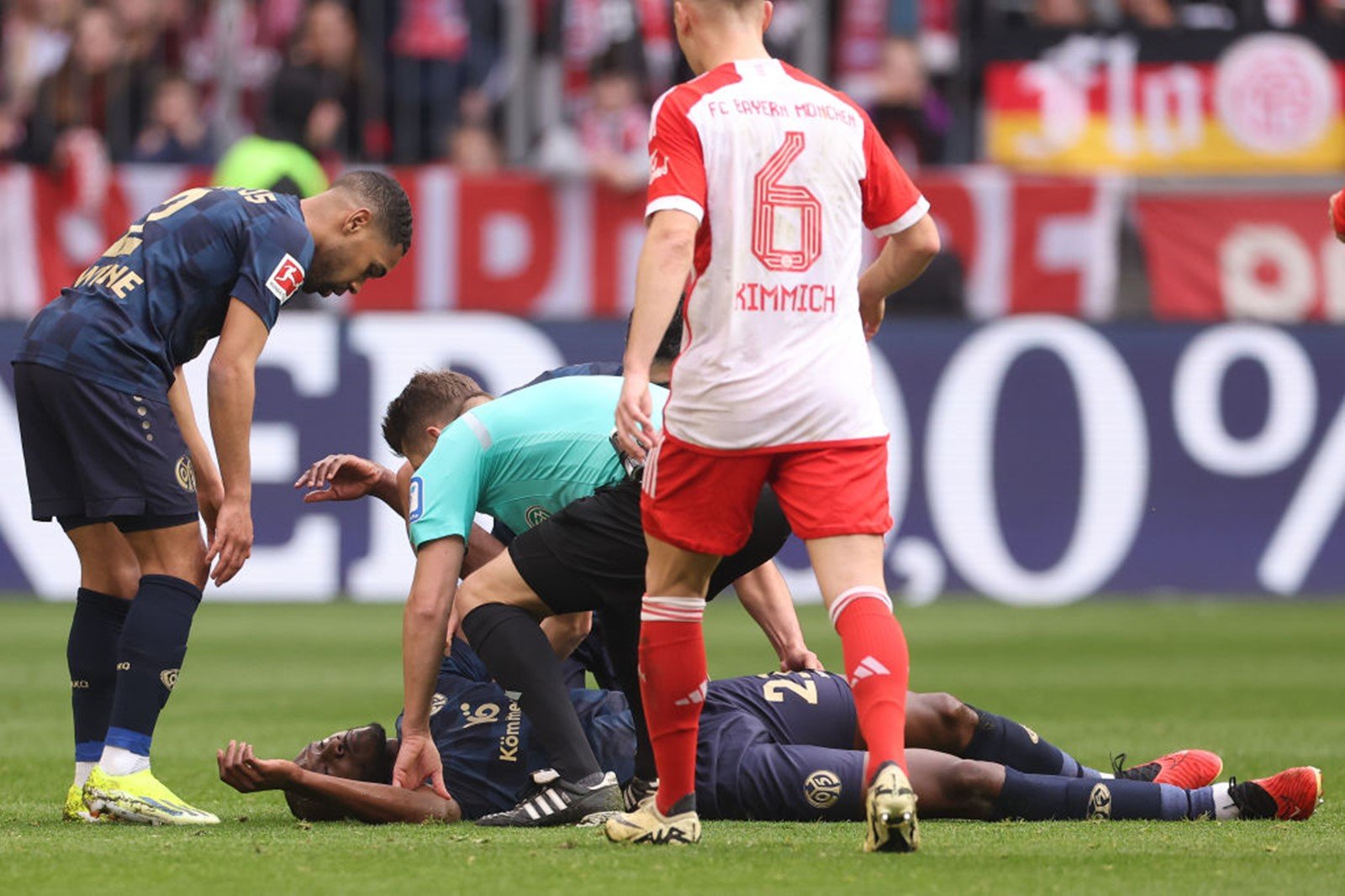 Der Schiedsrichter rettet einen Spieler, nachdem er während eines Spiels der Deutschen Meisterschaft mit ihm zusammengestoßen ist