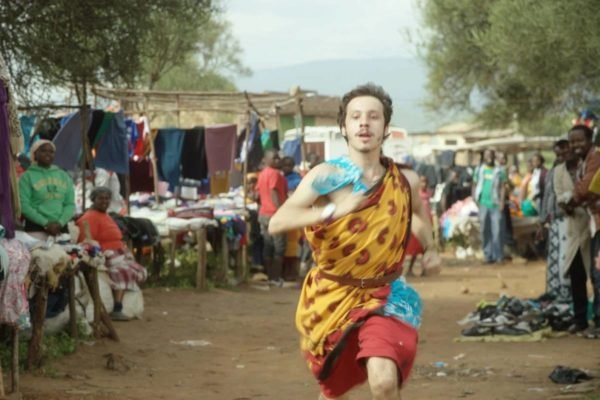foto colorida de cena de filme com homem correndo de saari - metrópoles