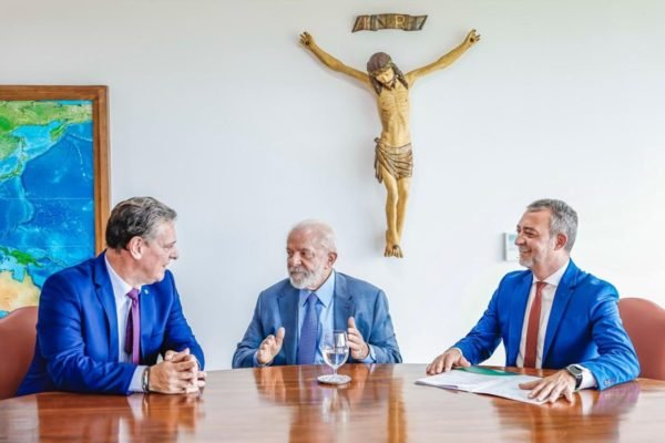 Imagem colorida mostra Carlos Fávaro, Lula e Edegar Pretto reunidos em mesa no Palácio do Planalto - Metrópoles
