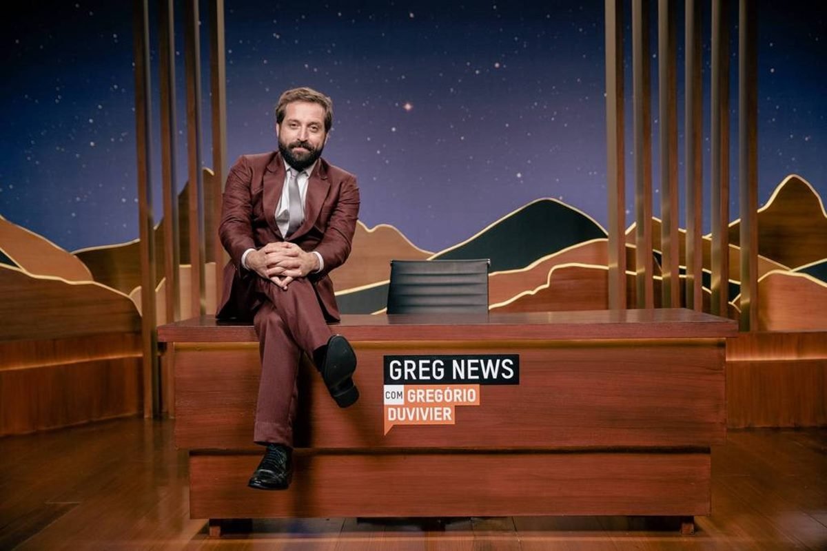 Foto colorida do programa Greg News - Metrópoles