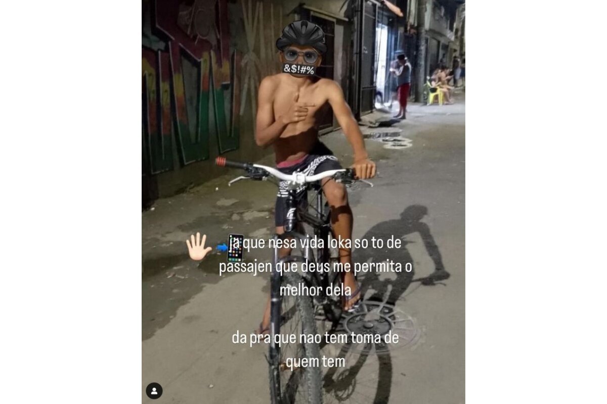 Foto colorida de jovem sem camisa em bicicleta - Metrópoles