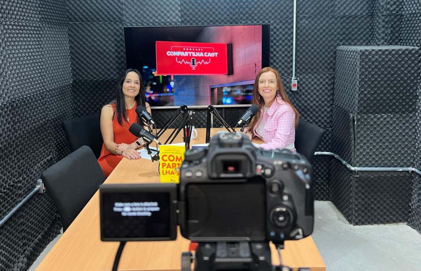 Vivian Castanheda (à esquerda) e Priscila Berquó apresentam o Compartilha Cast, que é gravado no estúdio Sampa Cast - Metrópoles