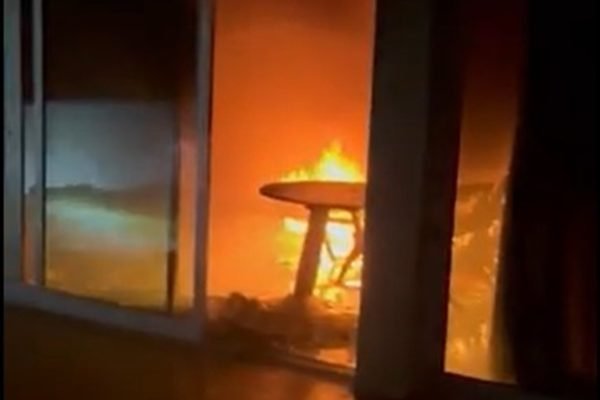 Imagem mostra incêndio na casa do presidente nacional do União Brasil, Antônio Rueda