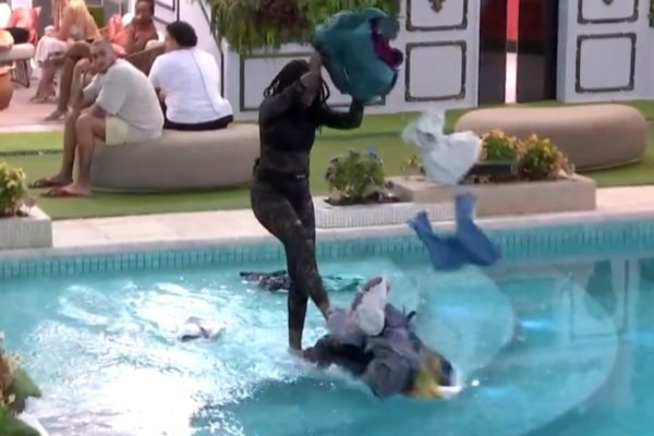 Bbb Veja Momento Em Que Leidy Elin Joga As Roupas De Davi Na Piscina