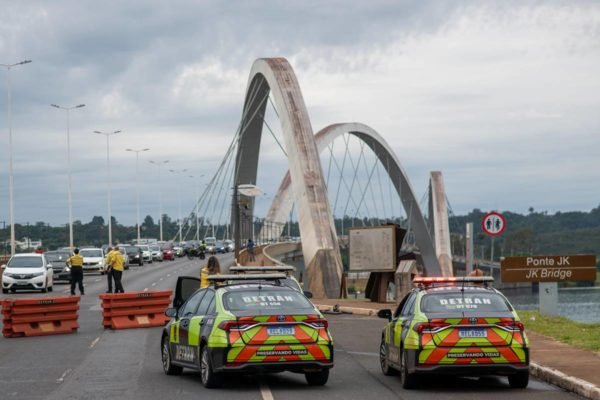 Após bloqueio, trânsito na Ponte JK é liberado nos dois sentidos