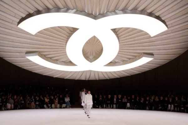 NA imagem com cor, foto de um desfile da grife Chanel - Metrópoles
