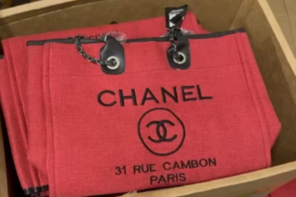 De Chanel a Arezzo: polícia descobre galpão de bolsas fake na Augusta