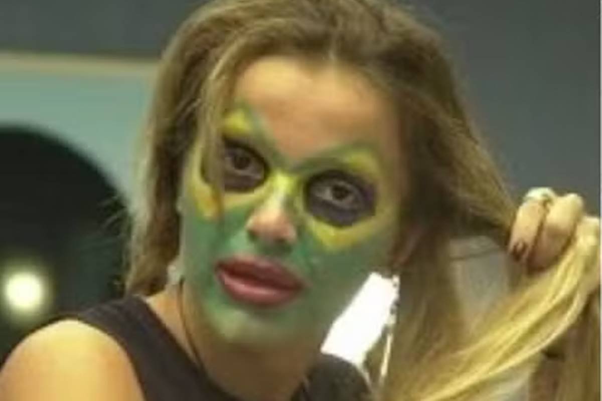 Tina, participante do BBB2, usando maquiagem verde e amarela no rosto - Metrópoles