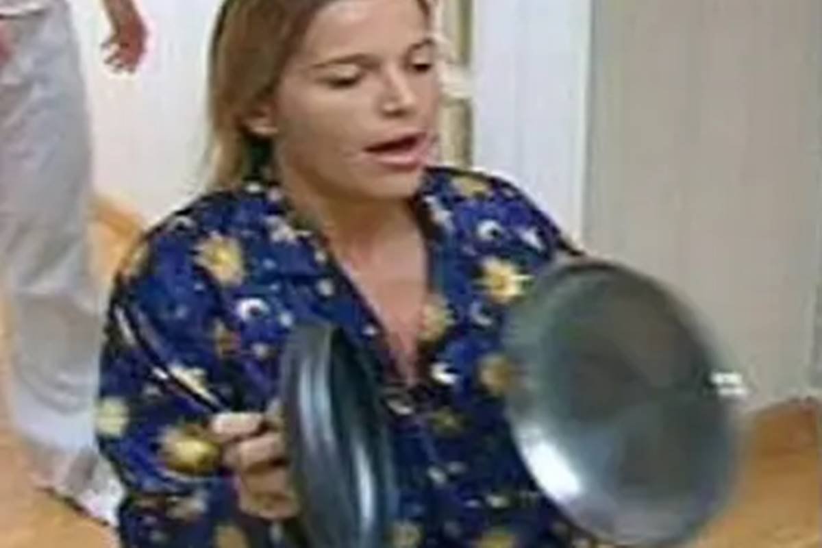 Tina batendo panela no BBB2 - Metrópoles