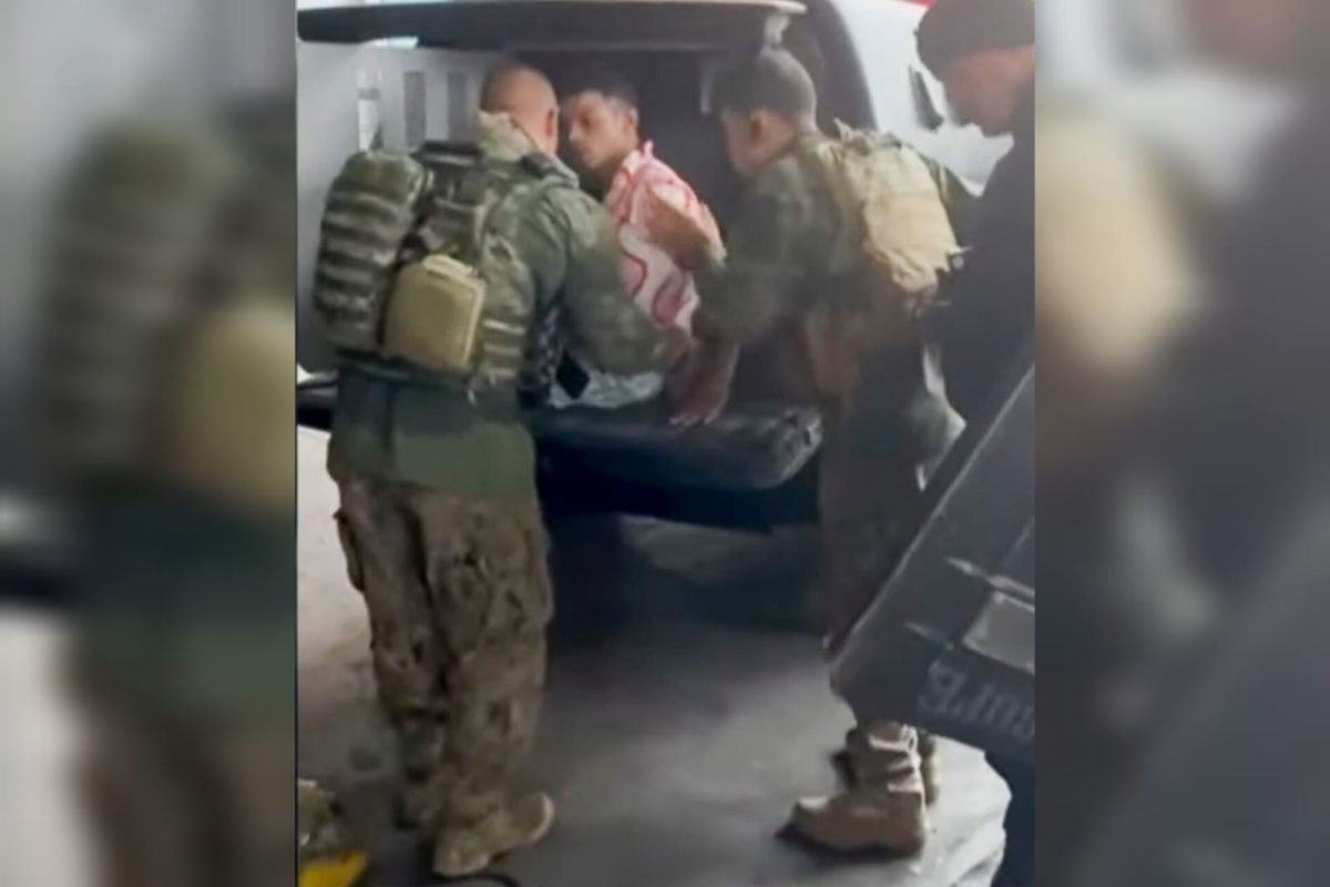 Foto colorida mostra sequestrador de ônibus se entregando à polícia no Rio - Metrópoles