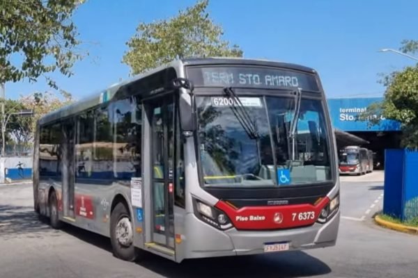 foto colorida de ônibus da Viação Gatusa, que opera principalmente na zona sul de SP, saindo do Terminal Santo Amaro - Metrópoles