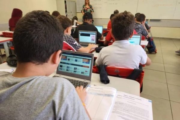 Alunos do Ensino Fundamental usam computadores para pesquisar temas das aulas