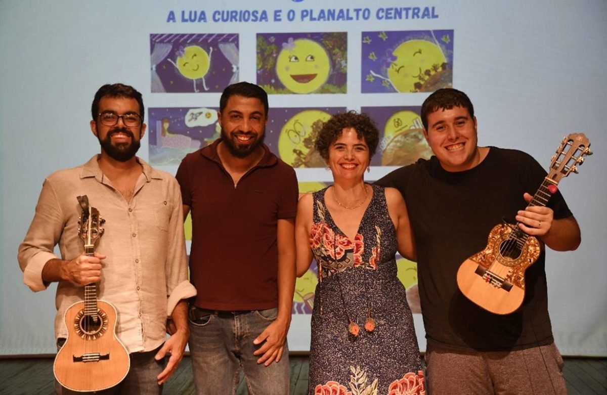 Foto colorida dos bastidores do audio livro A Lua Curiosa e o Planalto Central - Metrópoles