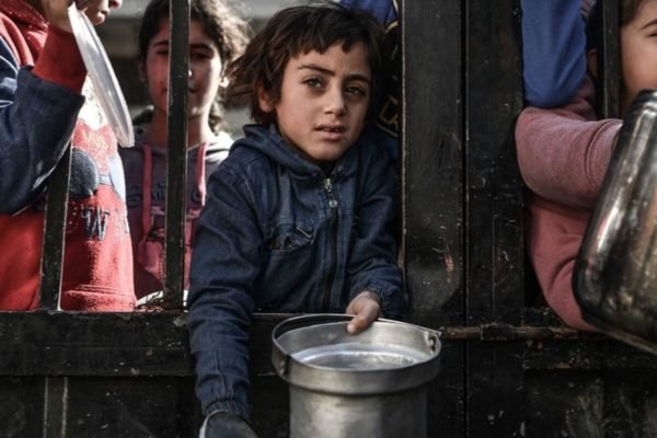 Crianças pedindo comida em Gaza - Metrópoles