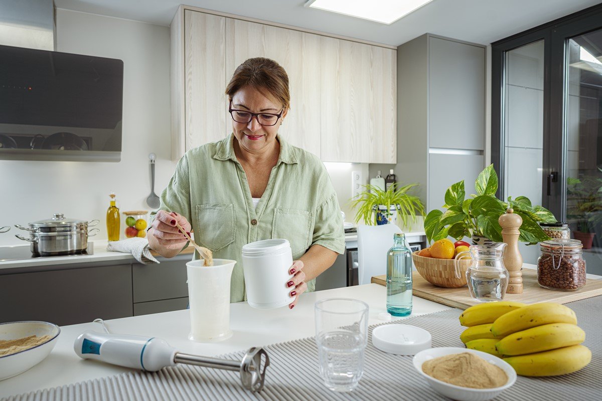 Mulher madura preparando uma vitamina