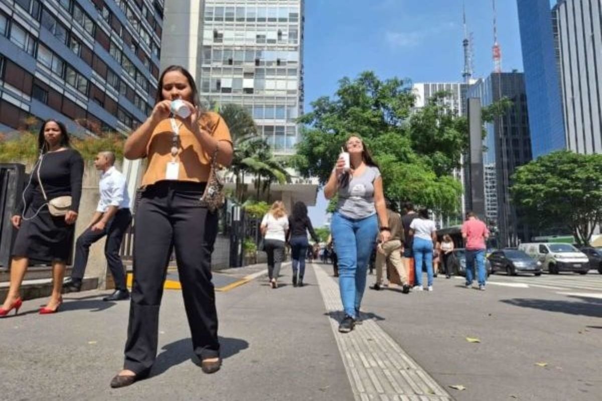 foto colorida mostra paulistanos tomando sorvete na Avenida Paulista em dia sensação térmica com alta temperatura - Metrópoles