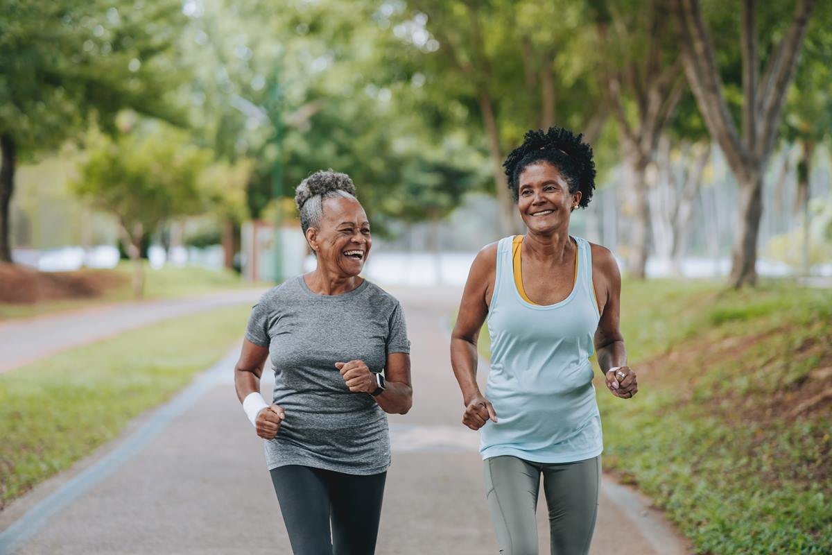 Foto colorida de duas mulheres caminhando - Metrópoles