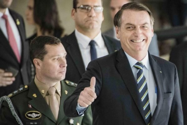O ex-presidente Jair Bolsonaro e o ex-ajudante de ordens Mauro Cid