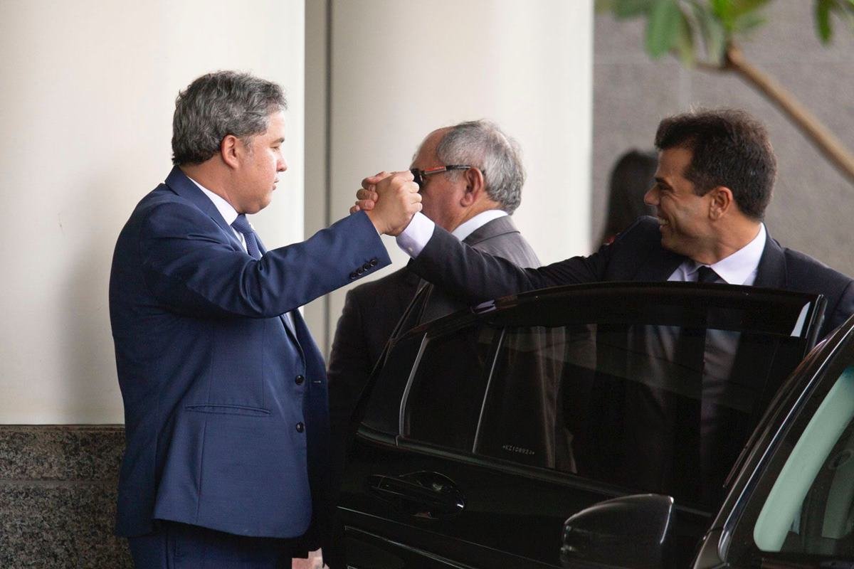 Foto colorida de parlamentares e governadores na reunião do União Brasil, em Brasília - Metrópoles