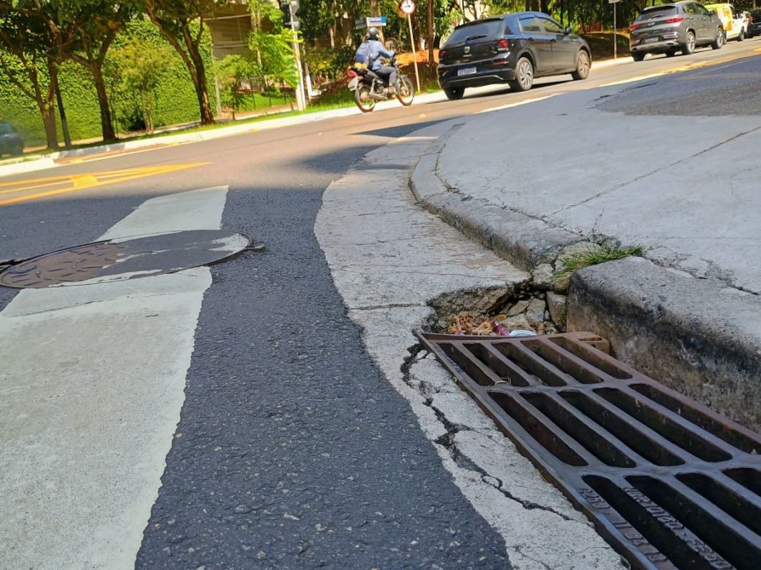 Imagem mostra concreto rachado em sarjeta - Metrópoles