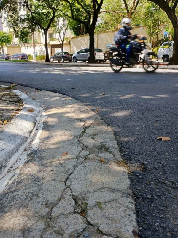 Imagem mostra concreto rachado em sarjeta - Metrópoles