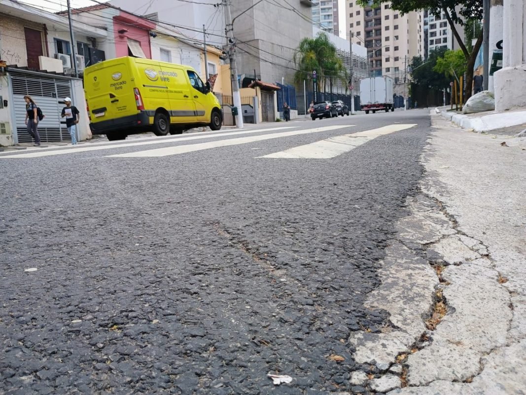 Imagem mostra concreto rachado em sarjeta - Metrópoles