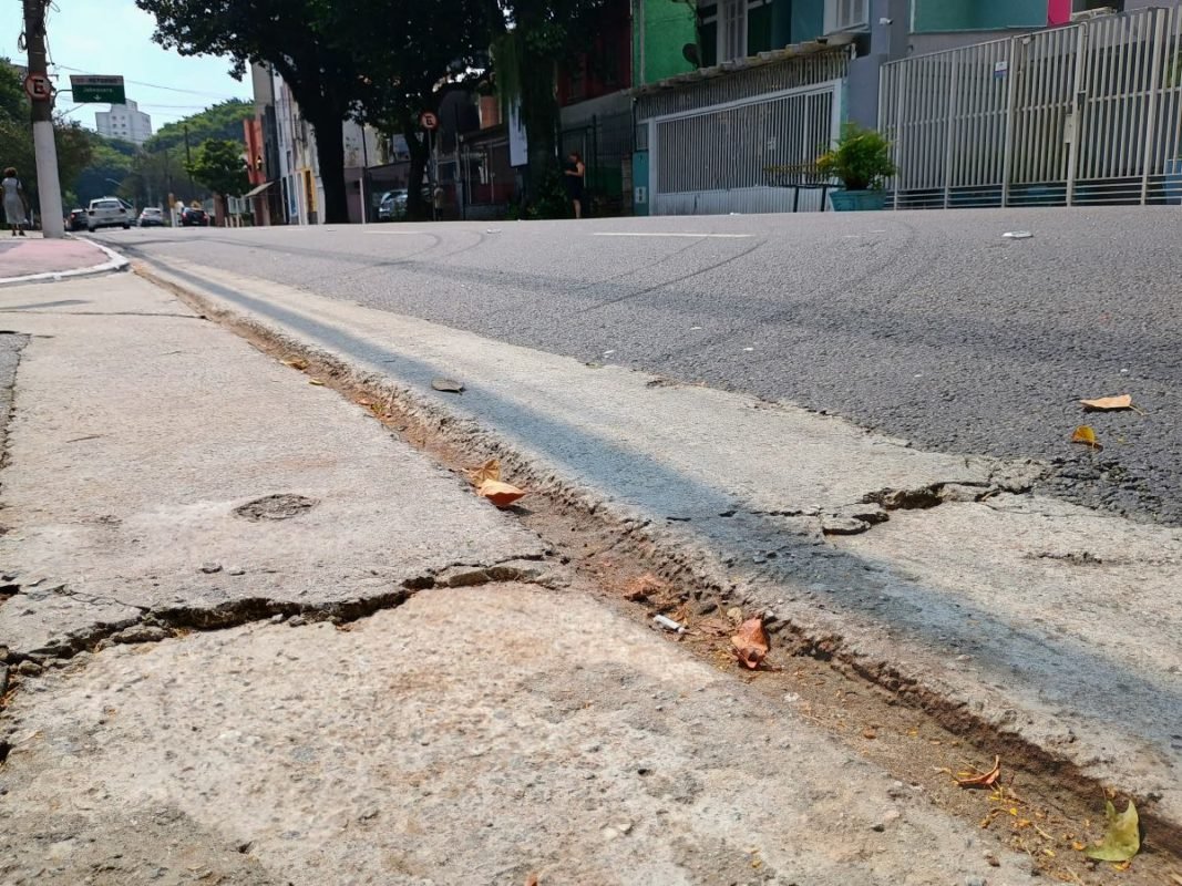 Imagem mostra concreto rachado em sarjeta - Metrópoles