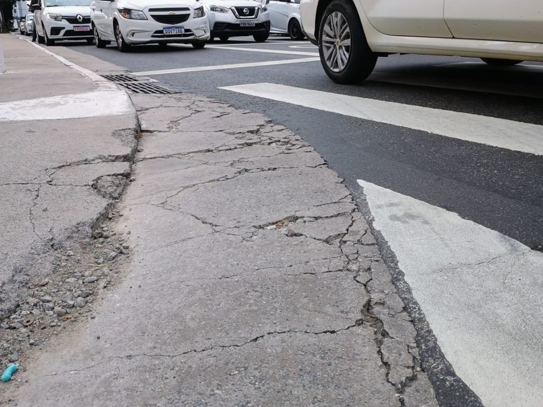 Imagem mostra concreto rachado em sarjeta - Metrópoles