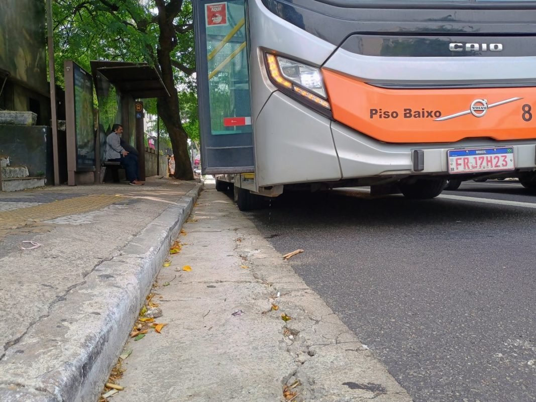 Imagem mostra concreto rachado em sarjeta - Metrópoles