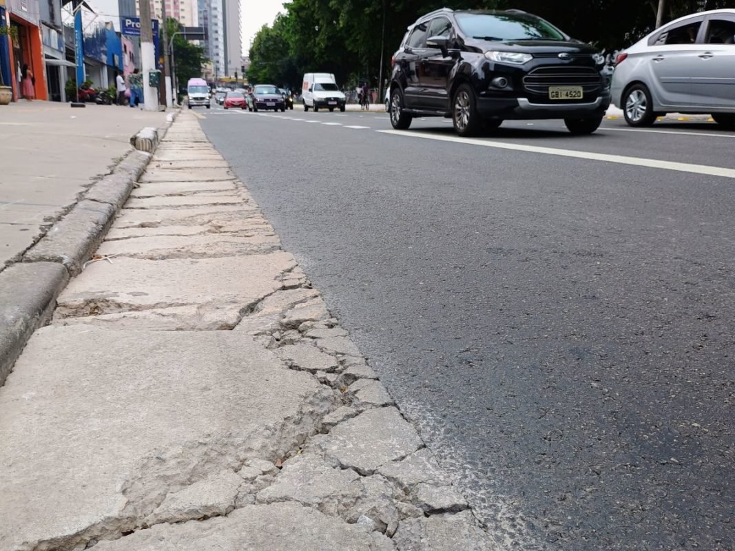 Imagem mostra concreto rachado em sarjeta - Metrópoles