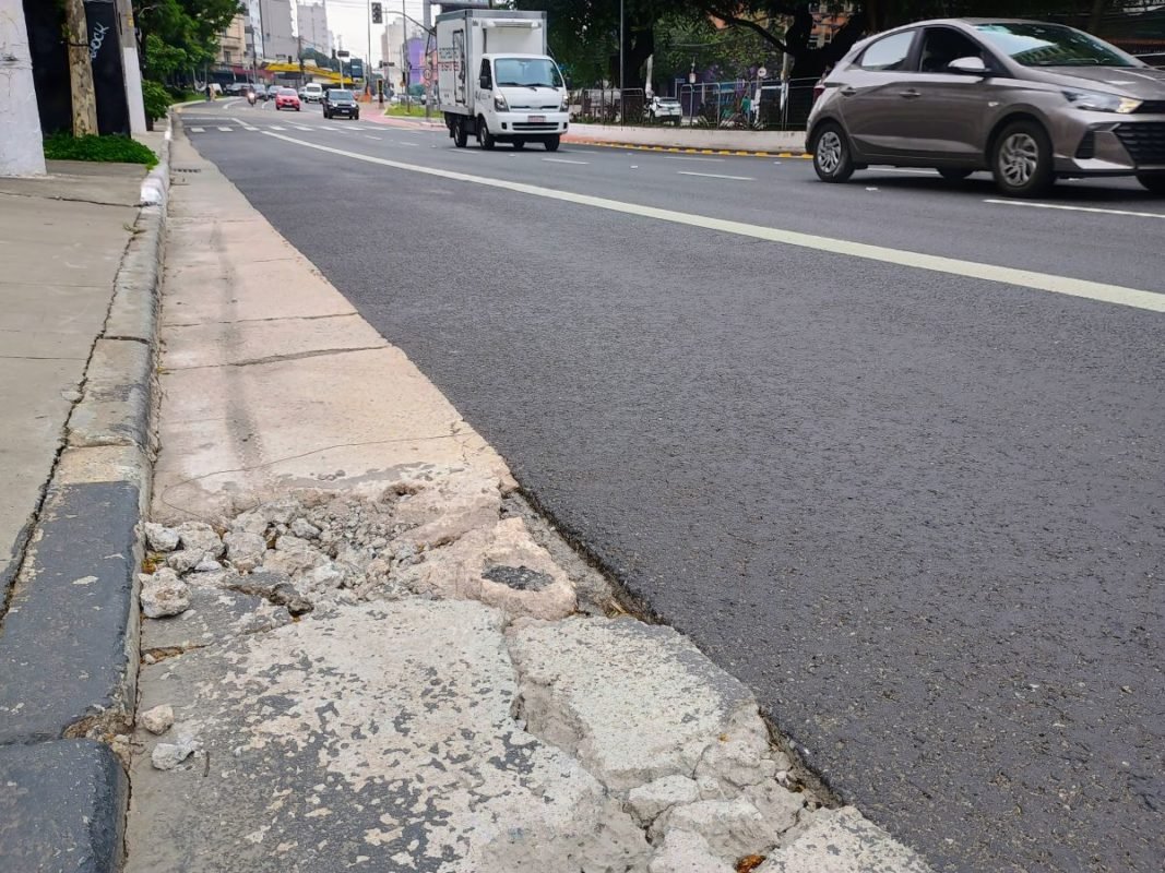 Imagem mostra concreto rachado em sarjeta - Metrópoles